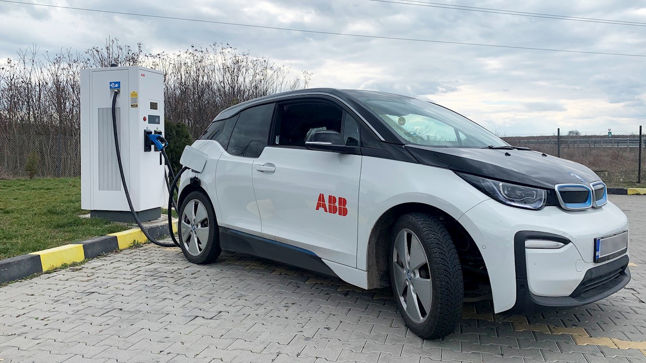 Cargador de la familia ABB Terra 124 en una instalación