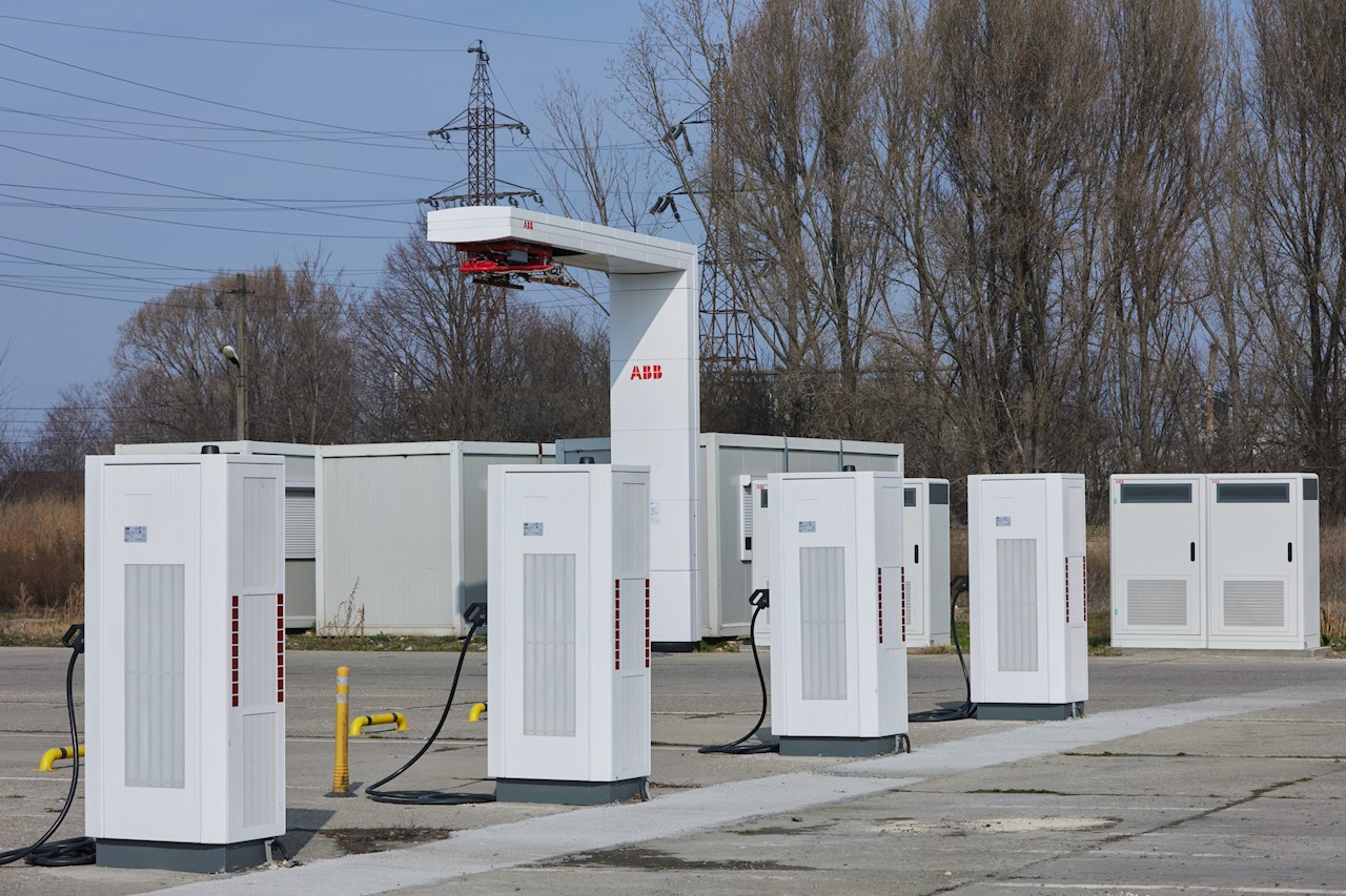 Estaciones de carga ABB y una instalación de carga superior para autobuses en el depósito de Constanța, Rumania