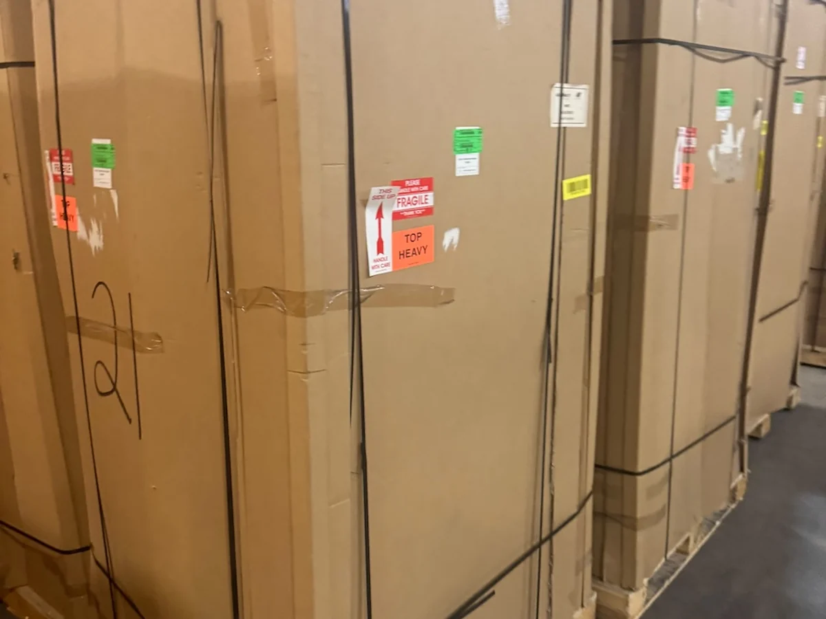 Gabinetes y dispensadores BTC Power en cajones de fábrica