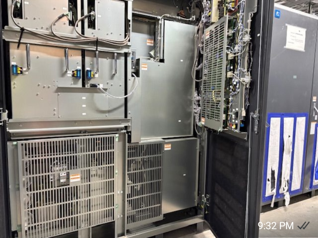 Gabinete UPS Fuji abierto que muestra componentes internos, cables y ventilación
