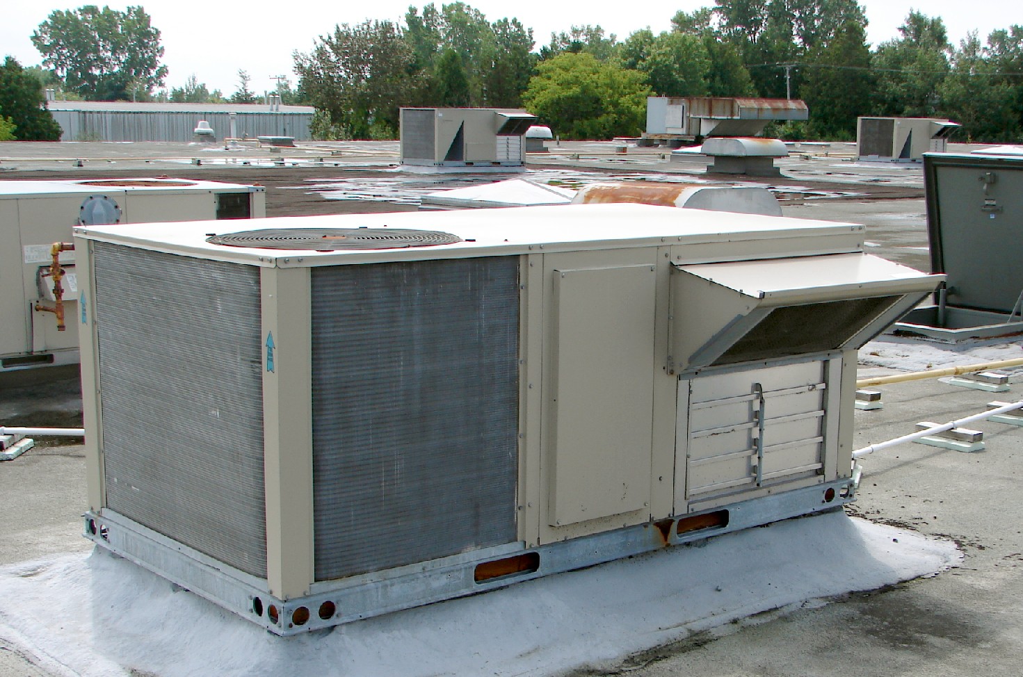 Packaged HVAC equipment installed on a commercial rooftop