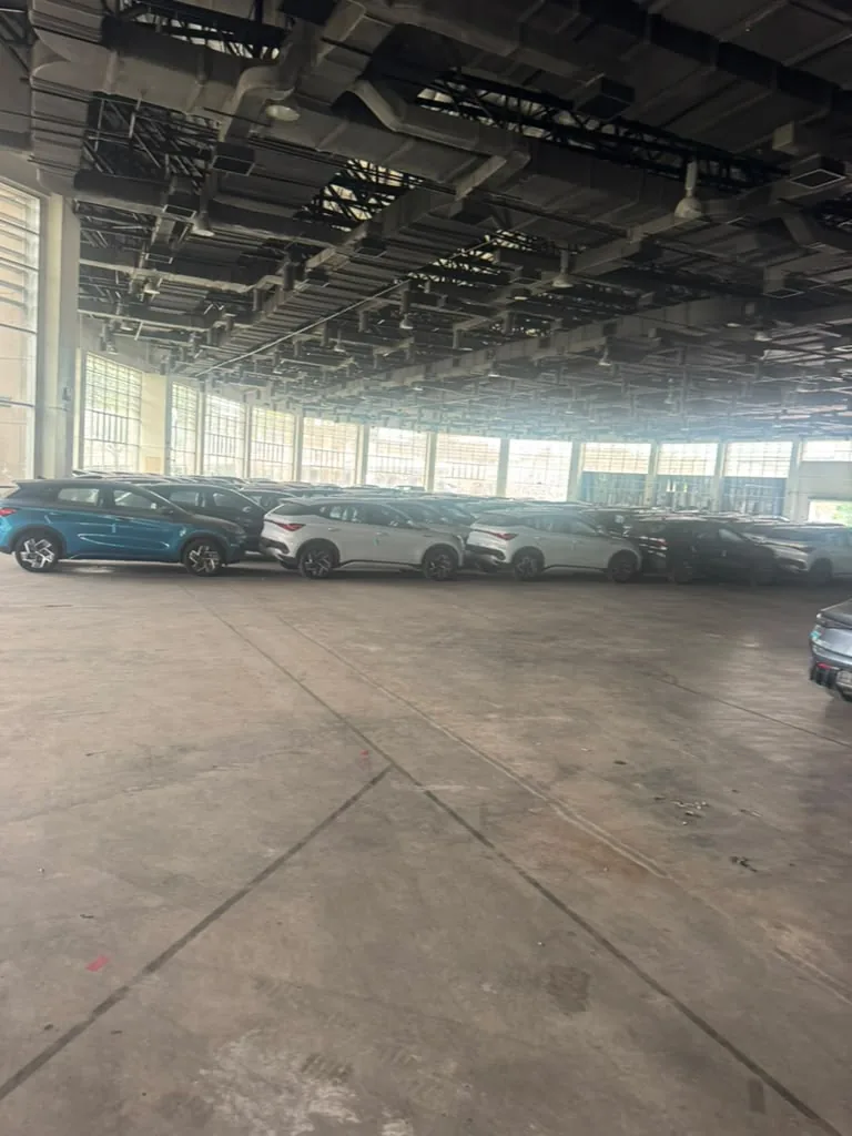 クアラルンプールのFTZ倉庫のフロア一面に駐車された BYD Atto 3 と Seal