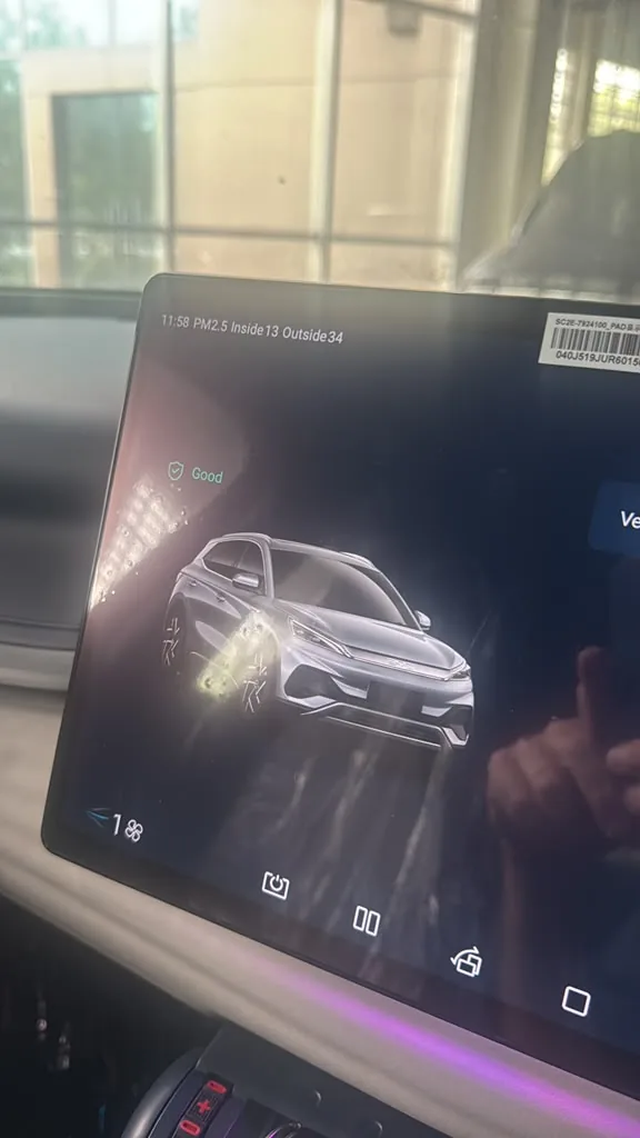 工場出荷時のバーコードがフロントガラスに残ったまま、車両ステータス「Good」を表示する起動中の BYD インフォテインメント