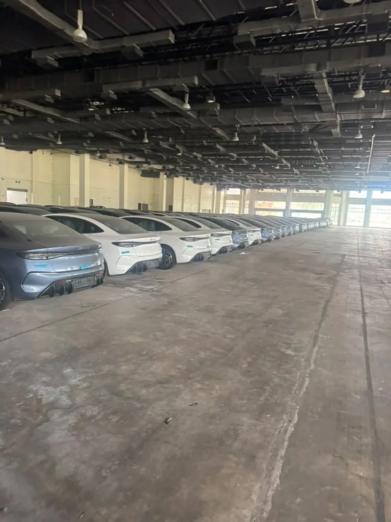 クアラルンプールのFTZ倉庫の端から端まで途切れずに並ぶ BYD Seal セダンの列