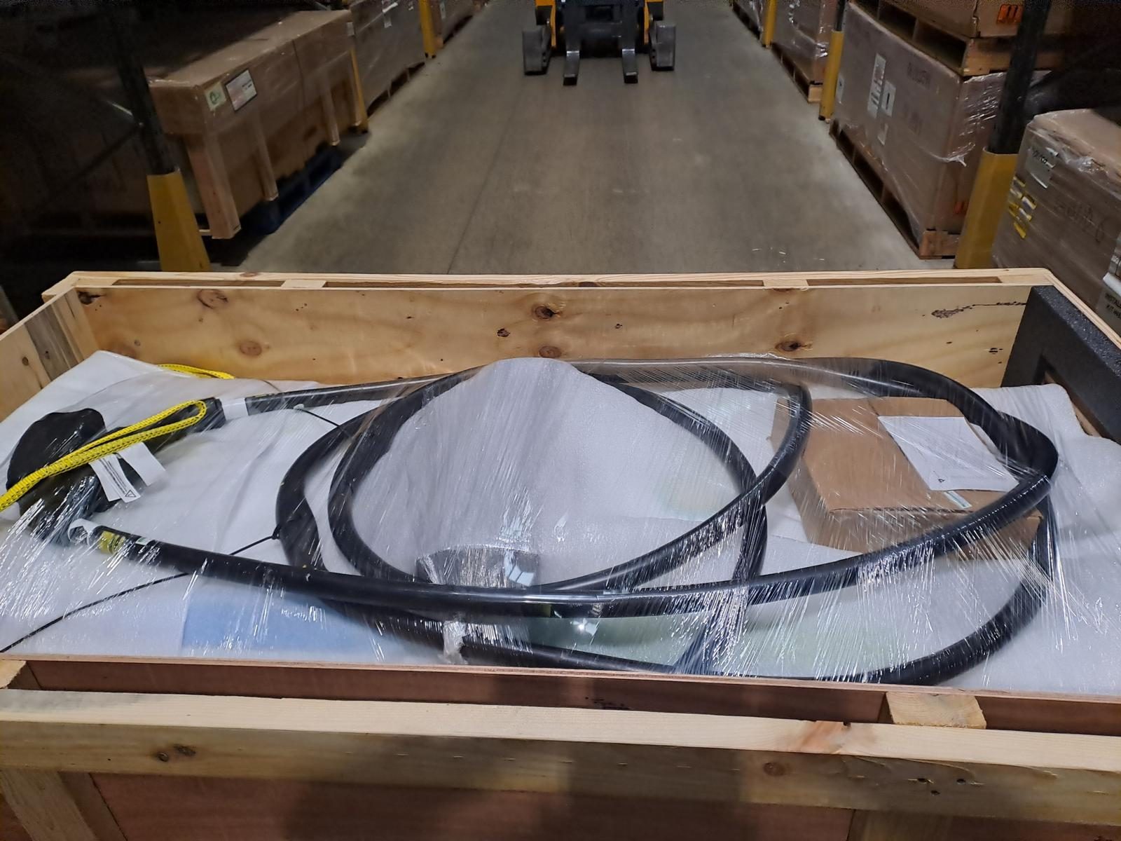 Caja de Tritium RT50 abierta en el pasillo de la bodega, empaque de fábrica intacto