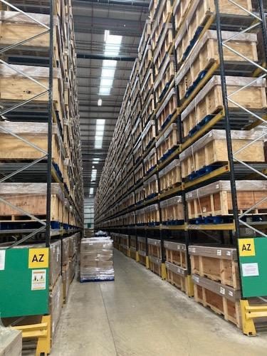 Pasillo de racking de bodega con cargadores Tritium RT50 de 50kW en cajas