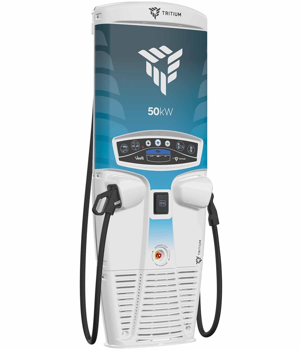 Cargador rápido DC Tritium RT50 de 50kW — vista frontal con doble cable CCS2